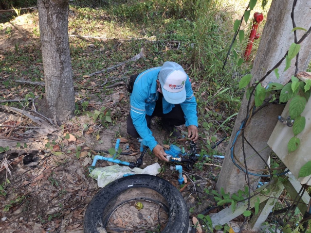 กปภ.สาขาขนอม ลงพื้นที่ ตรวจวัดแรงดันน้ำ แก้ปัญหาน้ำไหลอ่อน!