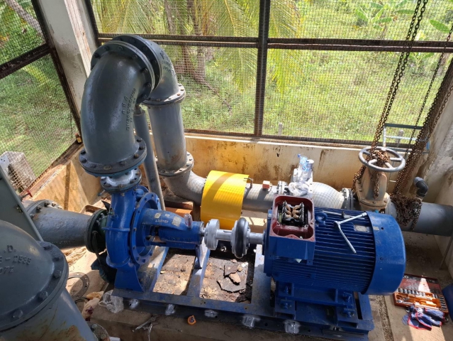 การประปาส่วนภูมิภาคสาขาตะกั่วป่า นายธำรง คุ้มเพชร มอบหมายให้หัวหน้างาน และพนักงานในสังกัด ดำเนินการติดตั้งติดตั้งเครื่องสูบน้ำดิบตัวใหม่ผลิตน้ำได้ 450 ลบ.ม./ชม. แทนตัวเก่าที่ผลิตน้ำได้ 320 ลบ.ม./ชม. เพื่อแก้ปัญหาระบบผลิตจ่าย เรื่องน้ำไหลอ่อนไปจนถึงไม่ไหลในช่วงหน้าแล้ง