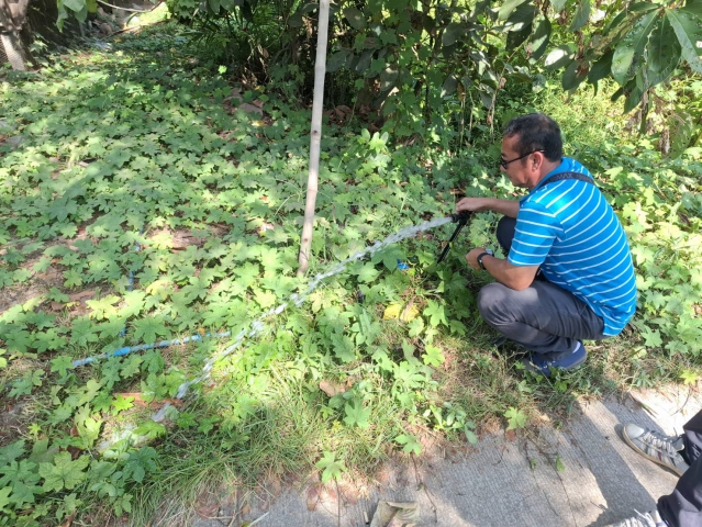 การประปาส่วนภูมิภาคสาขากาญจนดิษฐ์ ภายใต้การบริหารงานโดย นายสานิษ กาญจนกุล ผู้จัดการการประปาส่วนภูมิภาคสาขากาญจนดิษฐ์ มอบหมายพนักงานในสังกัด ดำเนินการตรวจวัดแรงดันน้ำ โดยลงพื้นที่สถานีจ่ายน้ำสะพานดิน บริเวณบ้านผู้ใช้น้ำ หมู่ 2 ตำบลทุ่งกง อำเภอกาญจนดิษฐ์ จังหวัดสุราษฎร์ธานี