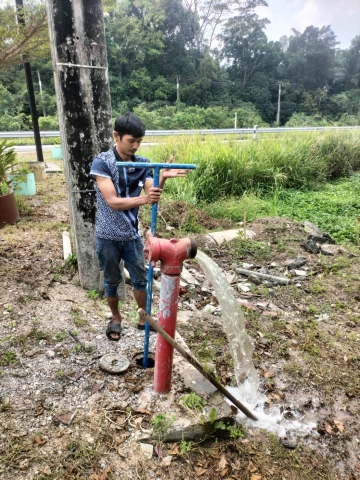 การประปาส่วนภูมิภาคสาขากาญจนดิษฐ์ ภายใต้การบริหารงานโดย นายสานิษ กาญจนกุล ผู้จัดการการประปาส่วนภูมิภาคสาขากาญจนดิษฐ์ มอบหมายพนักงานในสังกัด นำทีมลงพื้นที่บริเวณบ้านผู้ใช้น้ำ หมู่ที่ 1 ต.ปากแพรก อ.ดอนสัก จ.สุราษฎร์ธานี ดำเนินการเปิดล้างระบายตะกอนในเส้นท่อจ่ายน้ำ (Blow off) ผ่านหัวดับเพลิง