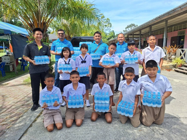 กปภ.สาขาขนอม มอบน้ำดื่มบรรจุขวดตราสัญลักษณ์ กปภ. จำนวน 300 ขวด แก่โรงเรียนชุมชนวัดบางคู เพื่อใช้ในการจัดการแข่งขันกีฬา สัมพันธ์ชุมชนบางคูคัพ ครั้งที่ 25
