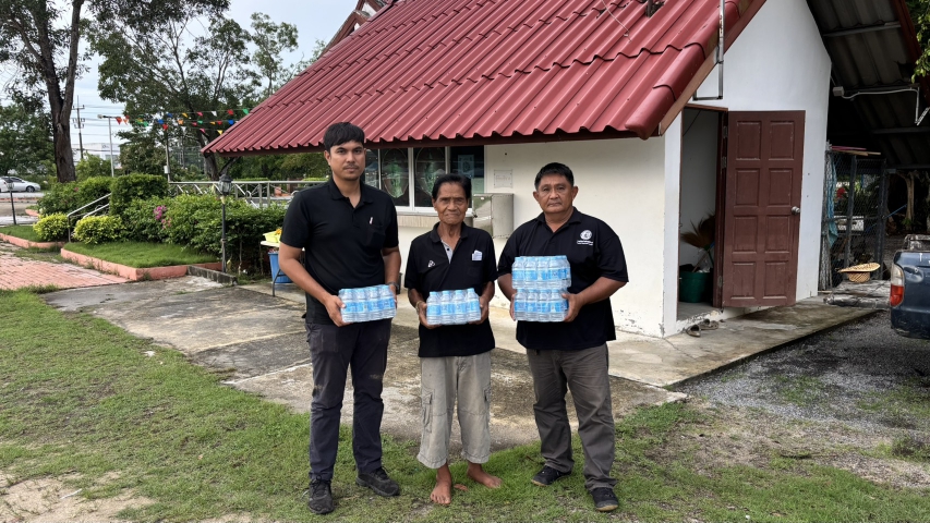 กปภ.สาขาขนอม  มอบน้ำดื่มบรรจุขวดตราสัญลักษณ์ กปภ. ให้กับที่ทำการชุมชนบ้านตลาดสี่แยก