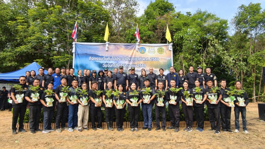การประปาส่วนภูมิภาคสาขาลำพูน โดยนายศุภกฤษณ์  จันทร์ศุภเสน ผู้จัดการการประปาส่วนภูมิภาคสาขาลำพูน มอบหมายให้นายวิกรานต์ รักรุ่งโรจน์ หัวหน้างานบริการและควบคุมน้ำสูญเสีย พร้อมพนักงาน เข้าร่วมกิจกรรม วันต้นไม้ประจำปี 2569  วันจันทร์ที่ 15 มิถุนายน 2569 เวลา 09.00 น. ณ บริเวณป่าชุมชนบ้านหนองไซ ตำบลป่าสัก อำเภอเมืองลำพูน จังหวัดลำพูน นายปิยพงศ์ ชูวงศ์ ผู้ว่าราชการจังหวัดลำพูน มอบหมายให้นายโยธิน ประสงค์ความดี รองผู้ว่าราชการจังหวัดลำพูน เป็นประธานเปิดกิจกรรมวันต้นไม้ประจำปีของชาติ พ.ศ.2569