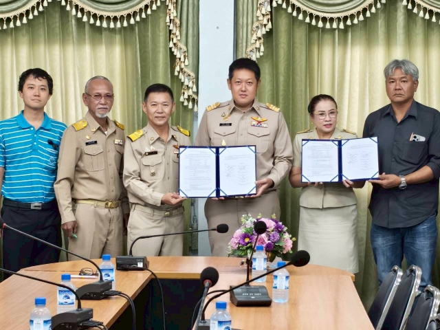 กปภ.สาขาตราด จับมือ อบต.ห้วงน้ำขาว ลงนามรับโอนกิจการประปาหมู่บ้าน ม.1 และ ม.4 เดินหน้าส่งมอบน้ำสะอาดสู่ชุมชนอย่างยั่งยืน