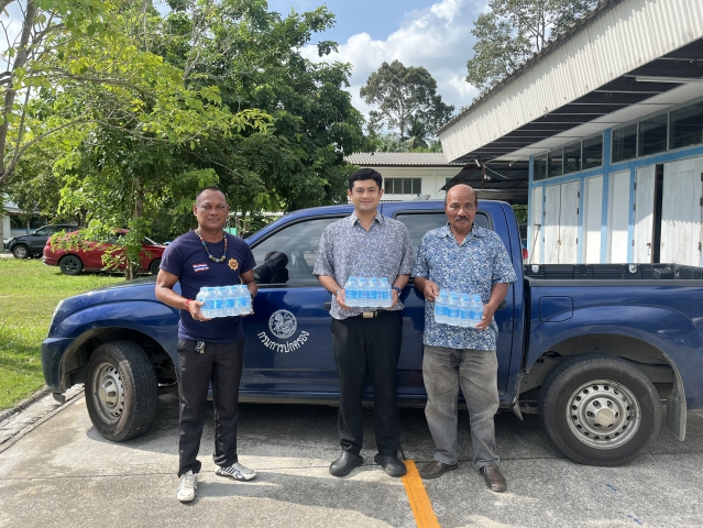 กปภ.สาขาขนอม  มอบน้ำดื่มบรรจุขวดตราสัญลักษณ์ กปภ. ให้กับที่ว่าการอำเภอขนอม