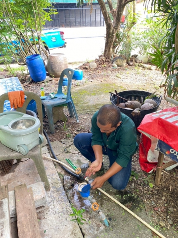 การประปาส่วนภูมิภาคสาขาเวียงสระ ลงพื้นที่ตรวจสอบแรงดันน้ำที่เหมาะสมตามมาตรฐานการให้บริการของ กปภ.
