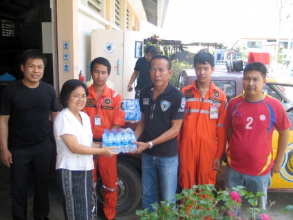 ไฟล์แนบ นางแก้วตา ศิลปสุวรรณ นักประชาสัมพันธ์ ๗ รก.หนง.ลูกค้าสัมพันธ์ ๘ และ พนักงานจากสถานีตำรวจทางหลวงจังหวัดเชียงใหม่ที่มารับน้ำที่การประปาส่วนภูมิภาคเขต ๙