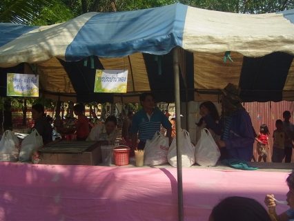 ไฟล์แนบ กปภ.สาขาน้ำพอง สนับสนุนอาหารและน้ำดื่ม ในกิจกรรมโรงทานงานบุญมหาชาติประจำปี วัดสีลาขันธ์ จ.ขอนแก่น เดินหน้า CSR ด้านชุมชนและสังคม