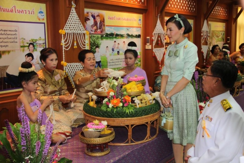 ไฟล์แนบ  ภาพ : พระเจ้าวรวงศ์เธอพระองค์เจ้าศรีรัศมิ์ พระวรชายาในสมเด็จพระบรมโอรสาธิราชฯ  สยามมกุฎราชกุมาร  ทอดพระเนตรกิจกรรม การสาธิตการทำกระทงสาย