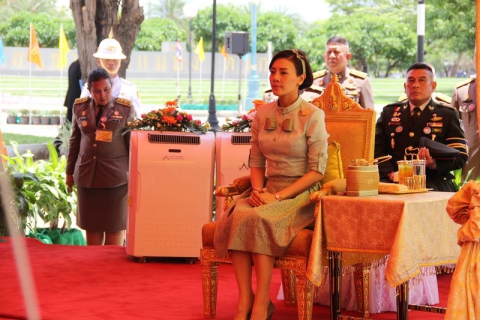 ไฟล์แนบ  ภาพ :  พระเจ้าวรวงศ์เธอพระองค์เจ้าศรีรัศมิ์ พระวรชายาในสมเด็จพระบรมโอรสาธิราชฯ  สยามมกุฎราชกุมาร องค์ประธานในพิธีเปิดศูนย์ 3 วัย สานสายใยรักแห่งครอบครัว เมืองตาก