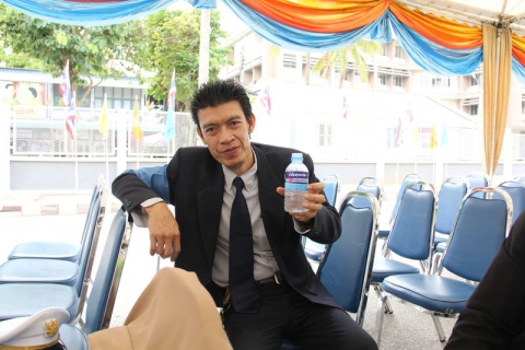 ไฟล์แนบ ภาพ : เจ้าหน้าที่กรมประชาสัมพันธ์ พร้อมด้วยน้ำดื่มบรรจุขวดตราสัญลักษณ์ กปภ.
