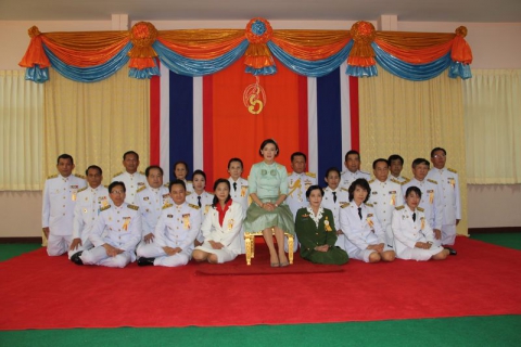 ไฟล์แนบ ภาพ :  พระเจ้าวรวงศ์เธอพระองค์เจ้าศรีรัศมิ์ พระวรชายาในสมเด็จพระบรมโอรสาธิราชฯ  สยามมกุฎราชกุมาร ฉายพระรูปร่วมกับผู้ว่าราชการจังหวัดตาก, นายกเหล่ากาชาดจังหวัดตาก, ผู้บังคับการจังหวัดทหารบกตาก, หัวหน้าส่วนราชการจังหวัดตาก และ ผจก.กปภ.สาขาตาก