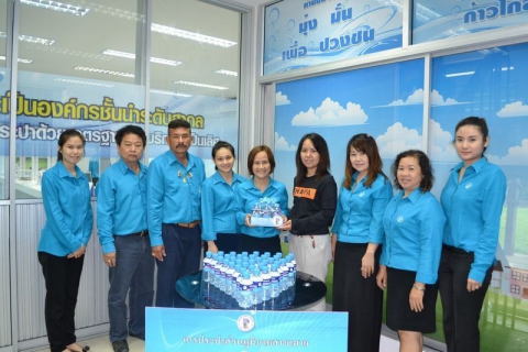 ไฟล์แนบ ภาพ :  นางพรทิพย์ อินทวงศ์ ผู้อำนวยการสำนักงาน คปภ.จังหวัดตาก รับมอบน้ำดื่มได้บรรจุขวดตราสัญลักษณ์ กปภ. จากนางเพลินพิศ วิสูง ผจก.กปภ.สาขาตาก พร้อมด้วยหัวหน้างานและพนักงาน