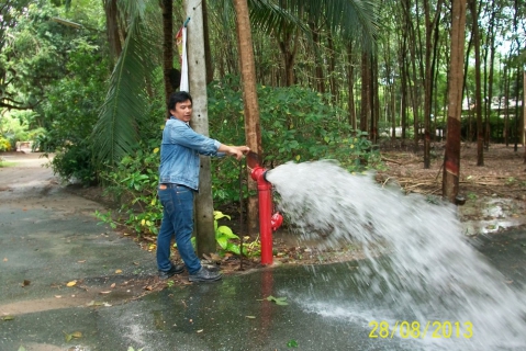 ไฟล์แนบ 7. เจ้าหน้าที่ทำการระบายตะกอนที่หัวดับเพลิง