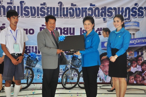 ไฟล์แนบ กปภ.เขต 4 จับมือ กปภ.สาขาในสังกัด เนรมิตสีฟ้า - ขาว เต็มพื้นที่โรงเรียนกาญจนดิษฐ์  ในพิธีส่งมอบตู้ทำน้ำเย็นไร้สารตะกั่ว  โครงการ PWA น้ำดื่มโรงเรียนในจังหวัดสุราษฎร์ธานี 