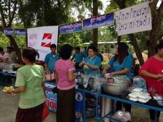 ไฟล์แนบ กปภ.สาขาชุมพวงร่วมแจกน้ำดื่มในงานทอดกฐิน วัดป่าประชาชื่น