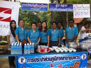 ไฟล์แนบ กปภ.สาขาชุมพวงร่วมแจกน้ำดื่มในงานทอดกฐิน วัดป่าประชาชื่น