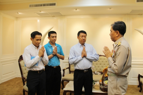 ไฟล์แนบ ผอ.กปภ.ข.๕ มอบกระเช้าปีใหม่ ผู้ว่าราชการจังหวัดสงขลา และหน่วยงานราชการ ในเทศกาลปีใหม่ ๒๕๕๗