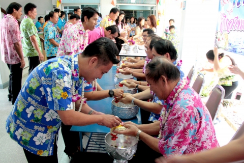 ไฟล์แนบ ผู้บริหาร พนักงานและเจ้าหน้าที่ในสังกัด กปภ.ข.๓ ร่วมสรงน้ำพระ รดน้ำดำหัว กราบขอพรผู้ใหญ่ สืบสานประเพณีวัฒนธรรมไทยตามวิถีอันดีงาม
