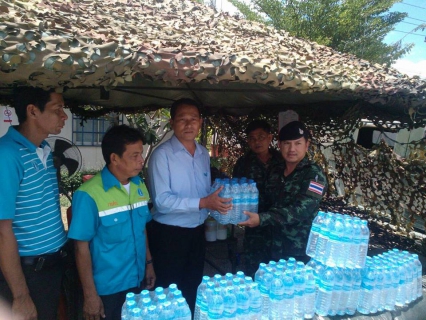 ไฟล์แนบ นายประสิทธิ์  เพริดพริ้ง  ผู้จัดการการประปาส่นภูมิภาคสาขากุยบุรี พร้อมด้วยพนักงานในสังกัด  มอบน้ำดื่มบรรจุขวดตราสัญลักษณ์ กปภ. แก่ทหารจากค่ายธนะรัชต์