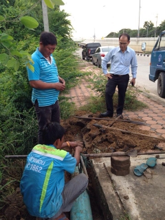 ไฟล์แนบ นายประจง  มีศิริ  ผู้จัดการ กปภ.สาขาสุพรรณบุรี  นายวิรัตน์  จันทรัตทัต หัวหน้างานบริการและพนักงานบริการ ซ่อมท่อบริเวณตีนสะพานไปไผ่ขวาง 