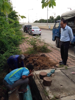 ไฟล์แนบ นายประจง  มีศิริ  ผู้จัดการ กปภ.สาขาสุพรรณบุรี  นายวิรัตน์  จันทรัตทัต หัวหน้างานบริการและพนักงานบริการ ซ่อมท่อบริเวณตีนสะพานไปไผ่ขวาง 