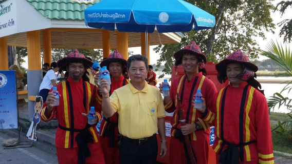 ไฟล์แนบ ภาพ :    นางเพลินพิศ วิสูง ผู้จัดการการประปาส่วนภูมิภาคสาขาตาก พร้อมด้วยพนักงานในสังกัด ได้ร่วมแจกน้ำดื่มได้บรรจุขวดตราสัญลักษณ์ กปภ. ในจุดที่ 3 ณ บริเวณหน้าชุมชนตากสิน ให้แก่ผู้เข้าร่วมเดินขบวนแห่เทิ