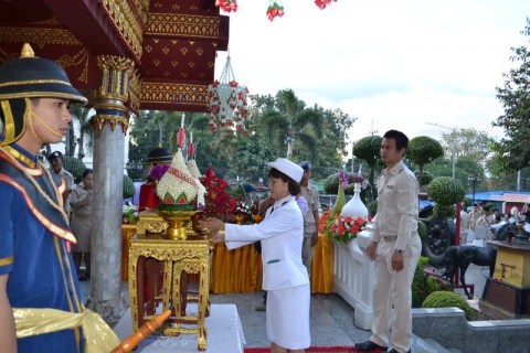 ไฟล์แนบ ภาพ :    นางเพลินพิศ วิสูง ผู้จัดการการประปาส่วนภูมิภาคสาขาตาก ร่วมวางพานพุ่มดอกไม้สดเพื่อสักการะดวงพระวิญญาณสมเด็จพระเจ้าตากสินมหาราช ในพิธีบวงสรวงดวงพระวิญญาณสมเด็จพระเจ้าตากสินมหาราช ณ ศาลสมเด็จพระ