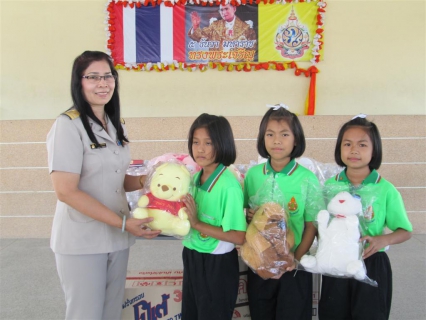ไฟล์แนบ กปภ.สาขาอ้อมน้อย มอบน้ำดื่ม,ขนมและตุ๊กตาให้แก่ โรงเรียนบ้านเพลินวัฒนาเพื่อจัดกิจกรรมวันเด็กประจำปี 2558