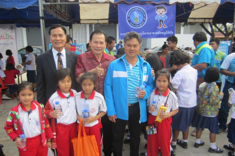 ไฟล์แนบ การประปาส่วนภูมิภาค สาขาพยัคฆภูมิพิสัย ร่วมกิจกรรมงานวันเด็กแห่งชาติประจำปี ๒๕๕๘ พร้อมสนับสนุนน้ำดื่มบรรจุขวดตราสัญลักษณ์ กปภ. ณ ที่ว่าการอำเภอพยัคฆภูมิพิสัย จังหวัดมหาสารคาม