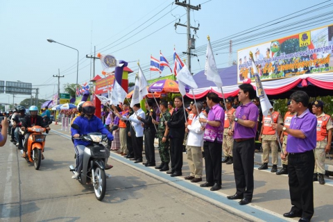 ไฟล์แนบ ภาพ :  นายมนตรี  ชนะชัยวิบูลวัฒน์ รองผู้ว่าราชการจังหวัดตาก ประธานในพิธี หัวหน้าส่วนราชการจังหวัดตาก และนายอำพล กันยารอง ร่วมปล่อยขบวนรถรณรงค์ป้องกันและลดอุบัติเหตุทางถนนช่วงเทศกาลสงกรานต์ 2558       
