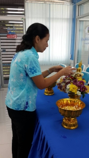 ไฟล์แนบ กปภ.สาขาพังลา จัดพิธีสรงน้ำพระและรดน้ำขอพรผู้ใหญ่ เนื่องในวันสงกรานต์ ประจำปี 2558
