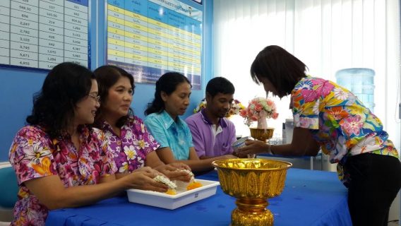 ไฟล์แนบ กปภ.สาขาพังลา จัดพิธีสรงน้ำพระและรดน้ำขอพรผู้ใหญ่ เนื่องในวันสงกรานต์ ประจำปี 2558