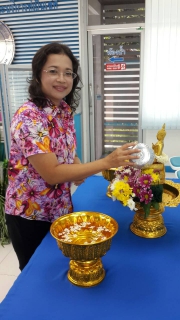 ไฟล์แนบ กปภ.สาขาพังลา จัดพิธีสรงน้ำพระและรดน้ำขอพรผู้ใหญ่ เนื่องในวันสงกรานต์ ประจำปี 2558