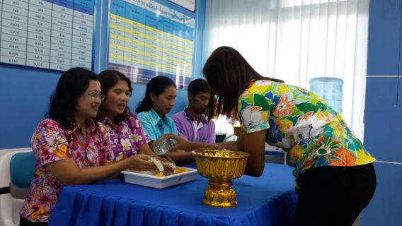 ไฟล์แนบ กปภ.สาขาพังลา จัดพิธีสรงน้ำพระและรดน้ำขอพรผู้ใหญ่ เนื่องในวันสงกรานต์ ประจำปี 2558