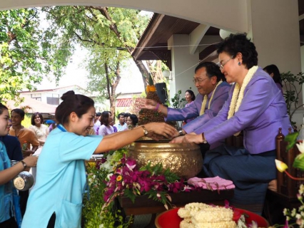 ไฟล์แนบ กปภ.สาขาลำพูน ร่วมกิจกรรมพิธีรดน้ำดำหัว ท่านผู้ว่าราชการจังหวัดลำพูน ณ จวนผู้ว่าราชการจังหวัดลำพูน  ตำบลในเมือง อำเภอเมือง