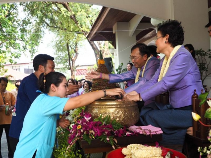 ไฟล์แนบ กปภ.สาขาลำพูน ร่วมกิจกรรมพิธีรดน้ำดำหัว ท่านผู้ว่าราชการจังหวัดลำพูน ณ จวนผู้ว่าราชการจังหวัดลำพูน  ตำบลในเมือง อำเภอเมือง