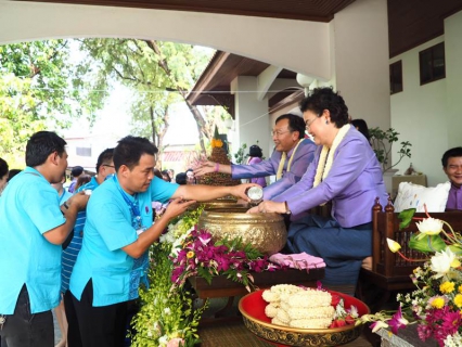 ไฟล์แนบ กปภ.สาขาลำพูน ร่วมกิจกรรมพิธีรดน้ำดำหัว ท่านผู้ว่าราชการจังหวัดลำพูน ณ จวนผู้ว่าราชการจังหวัดลำพูน  ตำบลในเมือง อำเภอเมือง