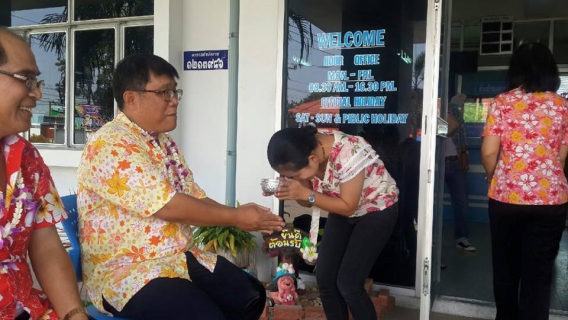 ไฟล์แนบ พนักงานในสังกัดกปภ.สาขากาญจนบุรี ร่วมรดน้ำขอพรจาก ผู้จัดการการประปาส่วนภูมิภาคสาขากาญจนบุรี 