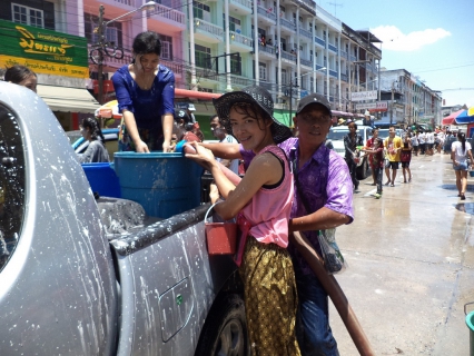 ไฟล์แนบ กปภ.สาขาบ้านบึง เข้าร่วมกิจกรรมงานประเพณีสงกรานต์ปี  2558 เมื่อวันที่ 19 เมษายน 2558 ณ บริเวณถนนประโยชน์เนื่องจำนงค์  ตำบลบ้านบึง  อำเภอบ้านบึง  จังหวัดชลบุรี