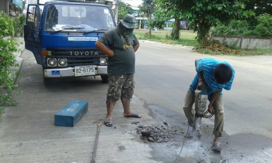 ไฟล์แนบ กปภ.สาขาด่านช้างซ่อมท่อเมนหน้ากู้ภัยเสมอกัน