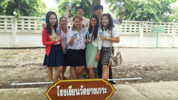 ไฟล์แนบ การประปาส่วนภูมิภาคสาขากาญจนบุรี โดย ผจก.ถวัลย์ พาณิชย์ตระกูล ได้มอบหมายให้ นางราตรี อักษรอินทร์ ตำแหน่ง ผช.ผจก.กปภ.สาขากาญจนบุรี พร้อมด้วย นายจิระพันธ์ จุ้ยมณี ตำแหน่งหัวหน้างานบริการฯ และพนักงาน มอบน้ำดื่มตราสัญลักษณ์ กปภ. จำนวน 300 ขวด ให้กับ โรงเรียนบ้านยางเกาะ เพื่อใช้ในกิจกรรมเดินรณรงค์ต่อต้านยาเสพติด ในวันศุกร์ที่ 26 มิถุนายน 2558