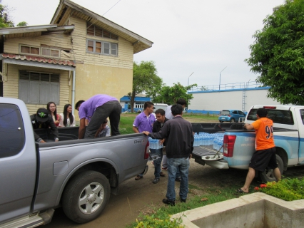 ไฟล์แนบ การประปาส่วนภูมิภาคสาขากาญจนบุรี โดย ผจก.ถวัลย์ พาณิชย์ตระกูล ได้มอบหมายให้ นางราตรี อักษรอินทร์ ตำแหน่ง ผช.ผจก.กปภ.สาขากาญจนบุรี พร้อมด้วย นายจิระพันธ์ จุ้ยมณี ตำแหน่งหัวหน้างานบริการฯ และพนักงาน มอบน้ำดื่มตราสัญลักษณ์ กปภ. จำนวน 300 ขวด ให้กับ โรงเรียนบ้านยางเกาะ เพื่อใช้ในกิจกรรมเดินรณรงค์ต่อต้านยาเสพติด ในวันศุกร์ที่ 26 มิถุนายน 2558