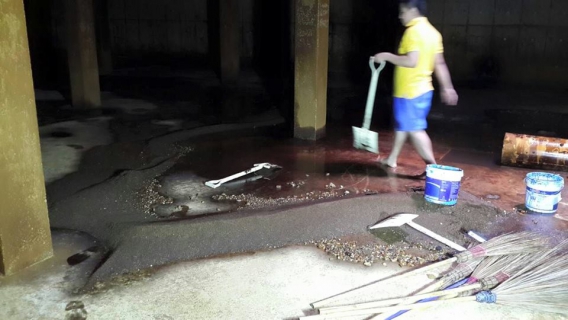 ไฟล์แนบ นายถวัลย์ พาณิชย์ตระกูล ผจก.สาขากาญจนบุรีมอบหมายให้นายกัมพล มีตา หนง.ผลิต และพนักงานในสังกัดงานผลิต OJTสร้างพฤติกรรม ๑๑ ประการพนักงานผลิตการปฏิบัติงานเป็นทีมและสร้างความเชื่อนั่นให้ปวงชนโดยการล้างถังน้ำใสที่สถานีจ่ายน้ำเขาล้านขนาด 1000 ลบ.ม.ถังที่ 7 และถัง 1500 ถังที่ 6 ในวันอังคารที่ 23 มิถุนายน 2558