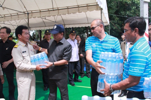 ไฟล์แนบ การประปาส่วนภูมิภาคเขต 2 ร่วมกับ กปภ.สาขาลพบุรี เข้าร่วมต้อนรับ พลเอกอนุพงษ์ เผ่าจินดา รัฐมนตรีว่าการกระทรวงมหาดไทย ในการตรวจติดตามการปฏิบัติราชการจังหวัดลพบุรี พร้อมให้การสนับสนุนน้ำดื่มบรรจุขวดแก่ประชาชนที่ประสบปัญหาภัยแล้ง