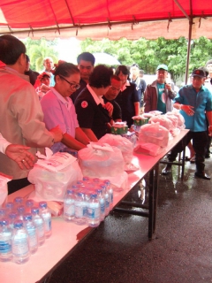 ไฟล์แนบ กปภ.สาขากบินทร์บุรี ร่วมกับ นายอุกริช พึ่งโสภา ผู้ว่าราชการจังหวัดปราจีนบุรี พร้อมด้วยนายกเหล่ากาชาดจังหวัดปราจีนบุรีและคณะ มอบน้ำดื่มบรรจุขวดตราสัญลักษณ์ กปภ.ช่วยเหลือผู้ประสบภัยน้ำท่วมในเขตเทศบาลตำบลกบินทร์  อำเภอกบินทร์บุรี จังหวัดปราจีนบุรี