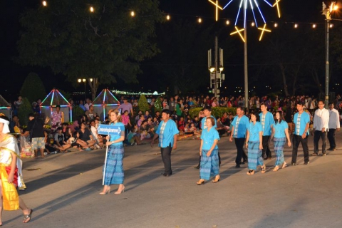 ไฟล์แนบ ภาพ : พนักงาน กปภ.สาขาตาก ร่วมขบวนแห่งานกระทงสายไหลประทีป 1000 ดวง ประจำปี 2558