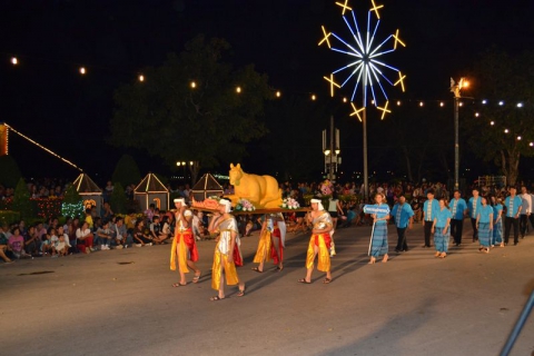ไฟล์แนบ ภาพ : พนักงาน กปภ.สาขาตาก ร่วมขบวนแห่งานกระทงสายไหลประทีป 1000 ดวง ประจำปี 2558