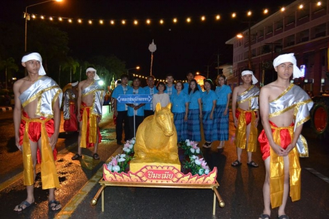 ไฟล์แนบ ภาพ : พนักงาน กปภ.สาขาตาก ร่วมขบวนแห่งานกระทงสายไหลประทีป 1000 ดวง ประจำปี 2558