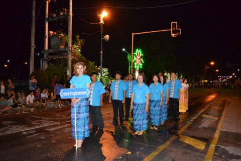 ไฟล์แนบ ภาพ : พนักงาน กปภ.สาขาตาก ร่วมขบวนแห่งานกระทงสายไหลประทีป 1000 ดวง ประจำปี 2558